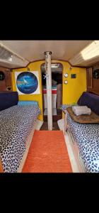 阿雷西费El barquito de arrecife的一间火车室,配有两张床和红色地毯