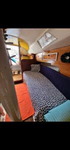 阿雷西费El barquito de arrecife的巴士后面带一张床的房间