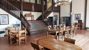 米德兰米德兰西德克萨斯套房酒店的一间带木桌和椅子的用餐室以及楼梯
