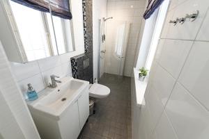 玛丽港联排别墅公寓的白色的浴室设有水槽和卫生间。