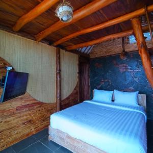 KemadangAma Awa Resort的一间卧室配有一张床和一台平面电视