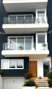 马尔萨什洛克ONE100 apartments的带阳台的黑白色建筑