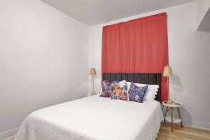 哈德逊Relaxing Retreat Near Blossom & CVNP的卧室配有白色的床和红色窗帘