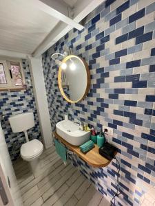 萨包迪亚Casa vacanza的一间带水槽和镜子的浴室
