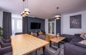 米利尼Apartment Residence Narona的客厅配有沙发和桌子