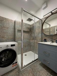 扎马迪Sunshine Resort Blue Apartman的一间带洗衣机和水槽的浴室