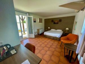 圣马迪拉莫玛德萨里克尔酒店的酒店客房带一张床、一张桌子和椅子