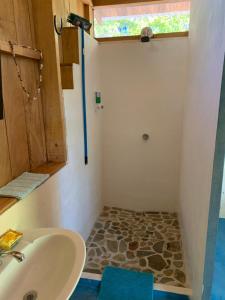 Puerto SoleyCabañas Casa Soley的一间带水槽和淋浴及窗户的浴室