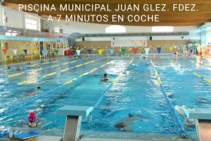 阿瓜杜尔塞Gran vivienda unifamiliar céntrica y cercana al mar的一群人在游泳池游泳