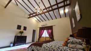Unique Furnished Holiday Villa Bahrain的一间卧室配有一张床和一个吊灯