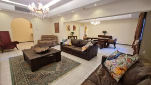 Unique Furnished Holiday Villa Bahrain的休息区