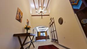 Unique Furnished Holiday Villa Bahrain的走廊设有楼梯和吊灯