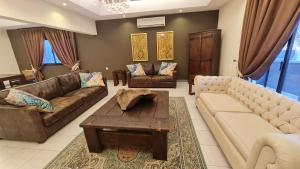 Unique Furnished Holiday Villa Bahrain的休息区