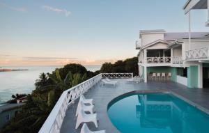 BelmontBay House Grenada的海边带游泳池的房子