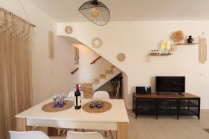 弗拉门卡海滩Oleza Sun Playa Flamenca的客厅设有白色桌子和楼梯。