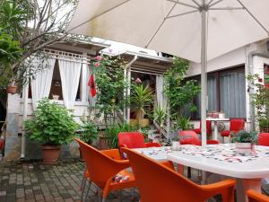 地拉那Guesthouse Hygge的户外庭院设有桌椅和植物