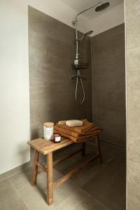 BosauHaus 1的浴室设有木制长凳和淋浴