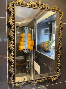 穆尔滕Sweet Home的墙上的镜子,上面有黄毛巾