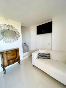 切尔沃港Villa Kalypso - Porto Cervo的带沙发和镜子的客厅