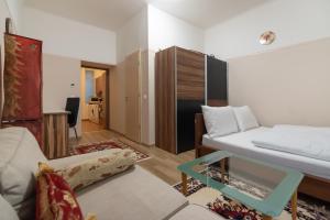 维也纳Ruhiges Apartment in 15 Min zum Zentrum的客厅配有床和沙发