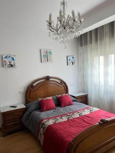 卡拉米尼亚尔镇Arenales 8的一间卧室配有一张带红色枕头的大型木制床。