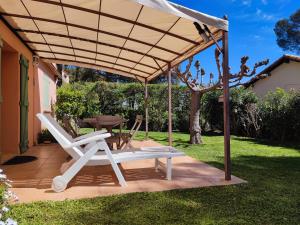 卡西斯Côté Jardin - T2 avec Terrasse Couverte et Jardin的凉棚下的野餐桌和椅子