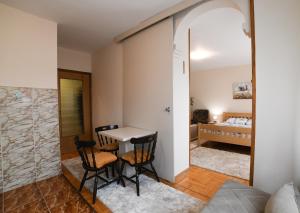 弗尔尼亚奇卡矿泉镇Apartman Marko的一间带桌椅的房间和一间卧室