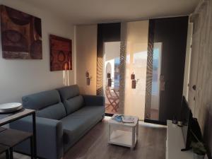 卡拉恩·布拉內斯Apartamento Gala 1的客厅配有蓝色的沙发和桌子