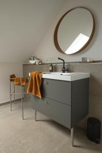 BosauHaus 1的一间带水槽和镜子的浴室