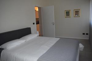 伊夫雷亚MyVilla - Ivrea via Jervis 22b的卧室配有白色床单和白色床。
