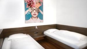 海尔布隆海尔布隆城市酒店的一张照片,房间里有两张床