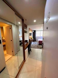 伊泰帕瓦Flat 217 Granja Brasil - Com Piscina Aquecida Em Itaipava的一间设有玻璃门的房间和一间客厅