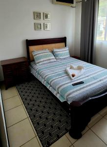 蓬塔雷纳斯Casa de playa con piscina y jacuzzi privado的卧室里一张带两条毛巾的床