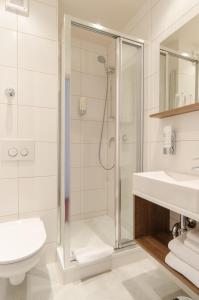 纽伦堡花园酒店的带淋浴、卫生间和盥洗盆的浴室