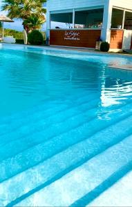 马萨马里蒂马La Siègià Resort spa的酒店前方的蓝色海水游泳池
