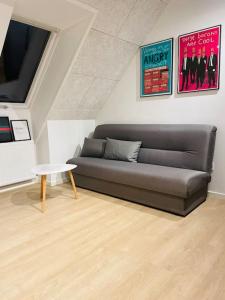 锡尔克堡Lejlighed i naturskønt område的带沙发和电视的客厅