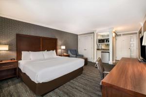 普拉茨堡Comfort Inn & Suites Plattsburgh - Morrisonville的酒店客房设有一张大床和一张书桌。