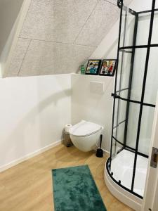 锡尔克堡Lejlighed i naturskønt område的一间带卫生间和浴缸的浴室