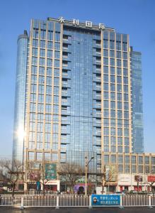 北京北京馨香雅苑公寓- 三里屯店的一座城市里有很多窗户的大型建筑
