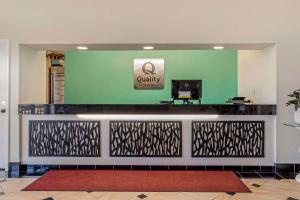 哈里斯堡Quality Inn Enola - Harrisburg的一间拥有绿色墙壁的优质酒店的大堂