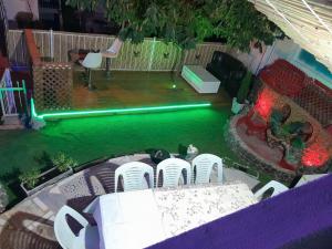 Ein Kinyaגבעת האלון的后院设有带桌椅的游泳池