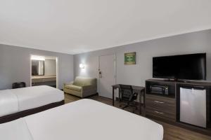 奥斯汀洛奇伊克诺汽车旅馆的酒店客房设有两张床和一台平面电视。