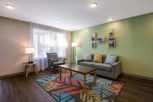 诺克斯维尔WoodSpring Suites Knoxville - Cedar Bluff的客厅配有沙发和桌子