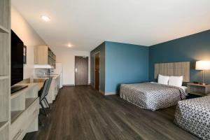 诺克斯维尔WoodSpring Suites Knoxville - Cedar Bluff的酒店客房带两张床和厨房