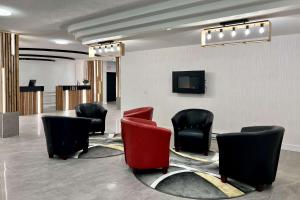 维多利亚The Vic, Ascend Hotel Collection的一间设有椅子和平面电视的等候室