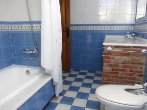 桑提亚纳德玛Vivienda Sampedri的带浴缸、卫生间和盥洗盆的浴室