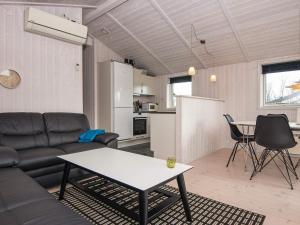 森讷比Three-Bedroom Holiday home in Juelsminde 18的客厅配有沙发和桌子