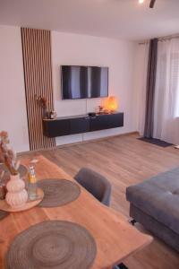 巴特哈尔茨堡Viktoria‘s Ferienwohnung的客厅配有桌子和电视