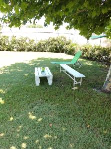 库鲁塔Calma Kourouta Apartments的野餐桌和草地上的长凳