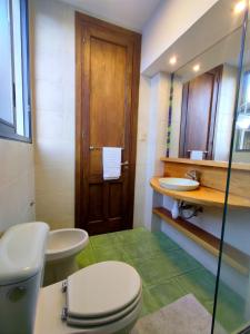 萨尔托Espectacular Casa !Inmejorable ubicación的一间带卫生间、水槽和镜子的浴室